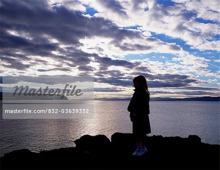 Jeune fille debout par l'océan Atlantique, Portstewart, Co. Londonderry, Irlande