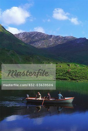 Kylemore Lake, Co Galway, Irlande ; Hommes dans un lac de pêche sportive