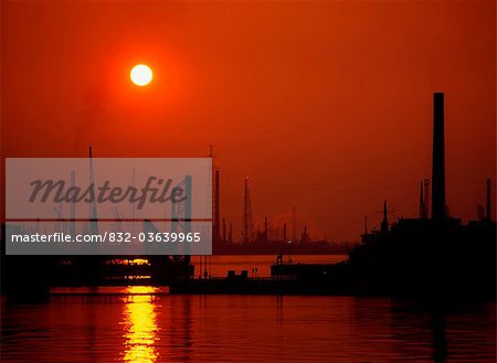 Étrangers quai quais au coucher du soleil