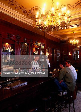 L'Oak Bar, Dame Street, Dublin, Co Dublin, Irlande ; Barman et hommes assis dans un Bar