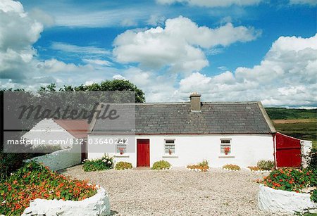 Près de Letterfrack, Co Galway, Irlande ; Cottage au toit de chaume traditionnel