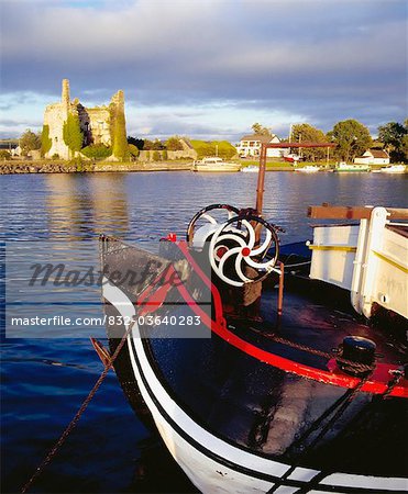 Dromineer, Lough Derg, County Tipperary, Irland; Boot auf See mit Schloss im Hintergrund