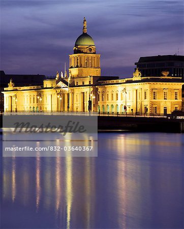 Dublin, Co. Dublin, Irland;Zollhaus auf Liffey-Fluss in der Dämmerung beleuchtet