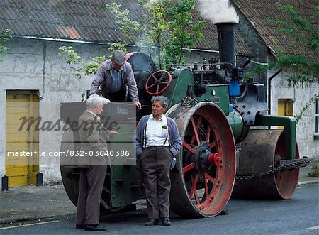 Stradbally, Co Laois, Irlande ;Rassemblement des hommes debout près d'un tracteur à un moteur de Traction