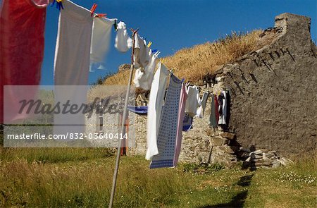 Inishowen Halbinsel, Co. Donegal, Irland;Traditionellen Reetdachhaus und waschen