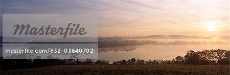 Morning Mist Over Vartry Lake, comté de Wicklow, Irlande