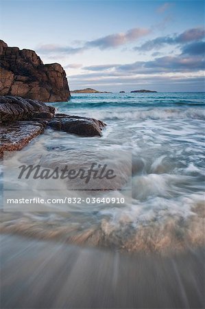 Wellen, die gegen die Ufer von Strand, Bunbeg, County Donegal, Irland