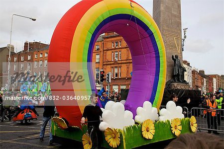 Dublin, Irlande ; Un flotteur de l'arc-en-ciel dans une Parade