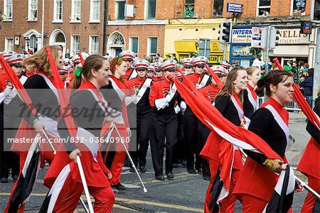 Dublin, Irland; Junge Männer und Frauen marschieren mit Fahnen und Uniformen In einer Parade