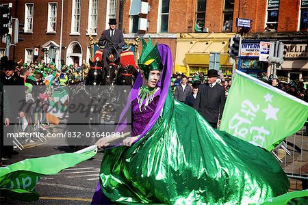 Dublin, Irland; Eine Frau, gekleidet In ein Kostüm für eine Parade auf der O' Connell Street