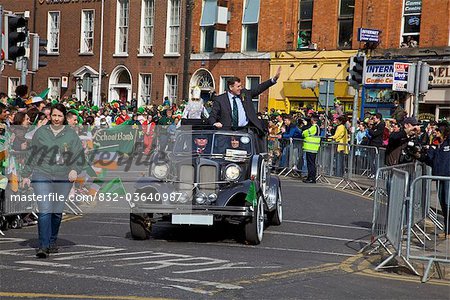 Dublin, Irland; Ein Mann aus einem fahrenden Auto Wellen, wie es auf der O' Connell Street im Rahmen einer Parade geht