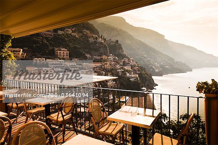 Table et chaises sur le balcon avec vue sur mer, Positano, Campanie, Italie