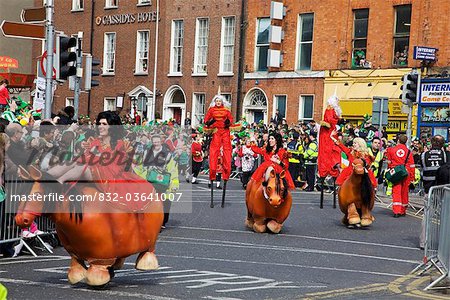 Dublin, Irland; Frauen In Kostümen Reiten so tun, als die Pferde In einer Parade an der O' Connell Street
