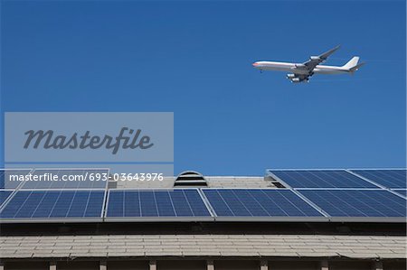 Flugzeug und Dachterrasse mit Sonnensegel, Inglewood, Los Angeles, Kalifornien