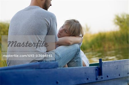 Junges Paar auf blau bemalte Boot, Russland