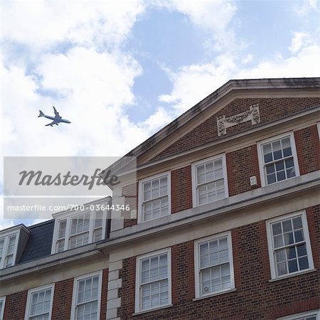 Jet Flying Over Building, Londres, Angleterre