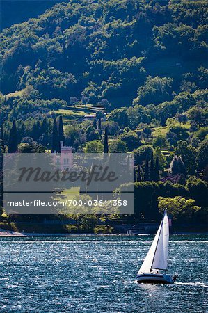 Segelboot und Cadenabbia, Comer See, Lombardei, Italien