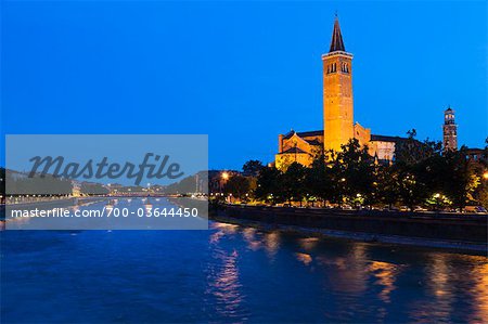 Sant'Anastasia Kirche in der Nacht, Verona, Venetien, Italien