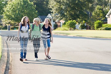 Gruppe von Freunden, die zu Fuß zur Schule