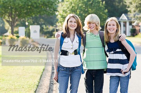 Gruppe von Freunden, die Schule zu gehen