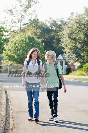 Junge und Mädchen zu Fuß und Hand in Hand