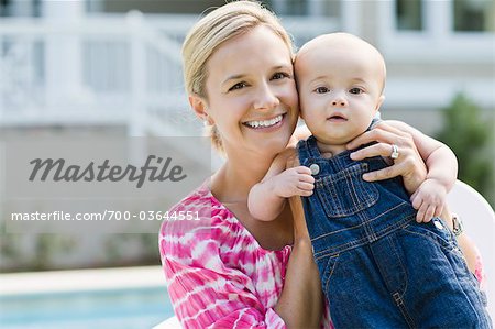 Mère et fils à l'extérieur