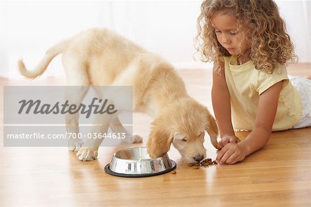 Petite fille avec chiot Goldendoodle