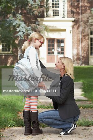 Mutter zu Fuß Tochter zur Schule