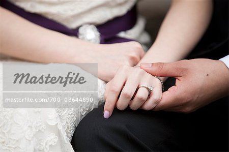 Gros plan de la mariée et mains du marié Gros plan de la mariée et mains du marié
