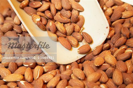 Gros plan des amandes dans le marché, St Tropez, Var, Provence, France