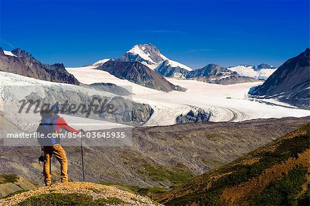 Männliche Backpacker stoppt zum Gulkana Gletscher beim Wandern in der Alaska Range, South Central Alaska, Sommer/n anzeigen