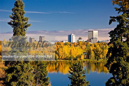 Vue du centre-ville d'Anchorage et Westchester Lagoon sur une journée ensoleillée dans le centre-sud de l'Alaska, automne/n