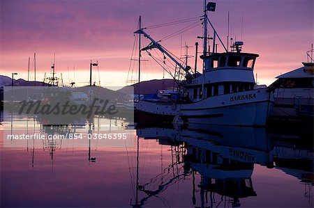 Sonnenuntergang Farben spiegeln sich in den ruhigen Gewässern des Hafens Auke Bay, in der Nähe von Juneau, Inside Passage, Southeast Alaska, Winter