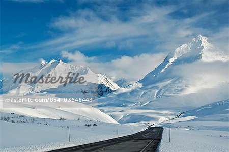 Ansicht des Haines Highway oder Haines Cut-Off, an der Basis des Bereichs Alsek im Winter Wildnis-Provinzpark Tatshenshini-Alsek, British Columbia, Kanada,