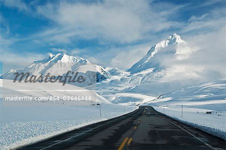 Ansicht des Haines Highway oder Haines Cut-Off, an der Basis des Bereichs Alsek im Winter Wildnis-Provinzpark Tatshenshini-Alsek, British Columbia, Kanada,