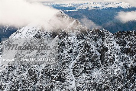 Luftbild von Boreal Berggipfel bestäubt mit Neuschnee in Gates of the Arctic-Nationalpark und das Schutzgebiet, Arktische Alaska, Sommer