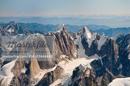 Vue aérienne de Moose s de la dent et la chaîne de l'Alaska sur une journée ensoleillée à Denali National Park and Preserve, intérieur de l'Alaska, l'été