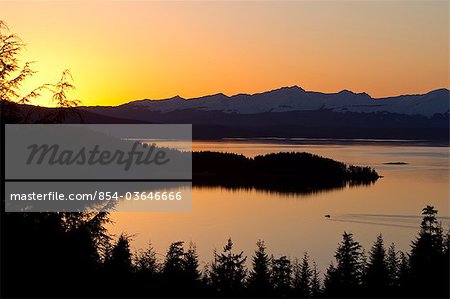 Coucher de soleil panoramiques de l'entrée de la baie Auke près de Juneau, Inside Passage, sud-est de l'Alaska, hiver