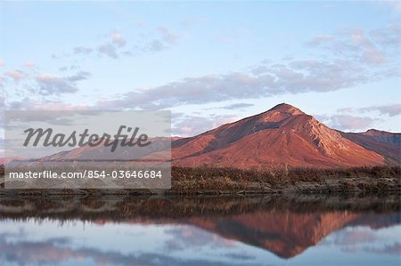 Reflet d'une montagne au coucher du soleil dans les eaux de la rivière Noatak, portes de l'automne Arctique Parc National Preserve &, Arctique de l'Alaska,