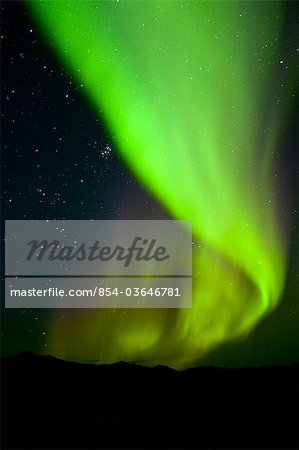 Blick auf grüne Nordlicht über den Noatak Fluss im Tore der Arctic National Park & Preserve, Arktische Alaska, Herbst