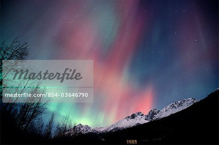Bunt Polarlichter (Aurora Borealis) füllen den Nachthimmel vom alten Glen Highway in der Nähe von Palmer, South Central Alaska, Winter