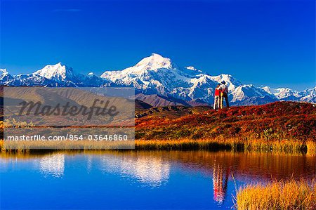 Blick auf ein paar Wanderungen in Peters Hügeln mit Mt. McKinley reflektiert in einem Tundra-Teich, der Denali State Park, South Central Alaska, Herbst/n