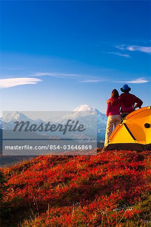 Un couple Découvre Mt.McKinley leur campement dans le centre-sud Peters Hills, parc d'état de Denali, en Alaska, automne/n