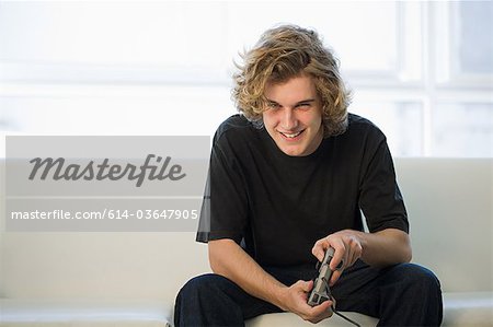 Adolescent jouer sur console de jeux