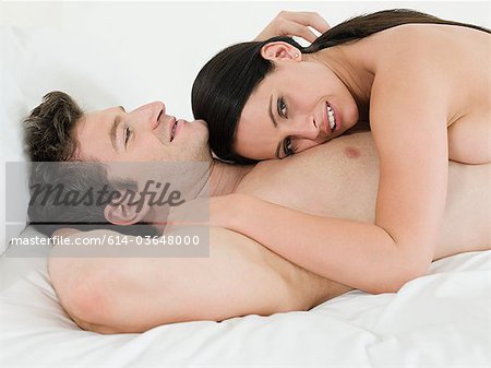 Jeune couple allongé sur le lit