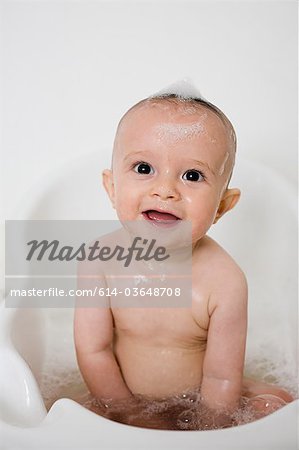 Baby in der Badewanne