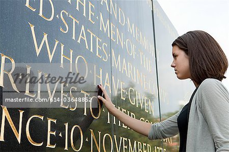 Fille regardant inscription du marine corps war memorial