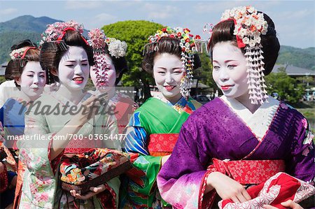 Group of Maiko Outdoors, Arashiyama, Kyoto, Kyoto Prefecture, Kansai, Honshu, Japan
