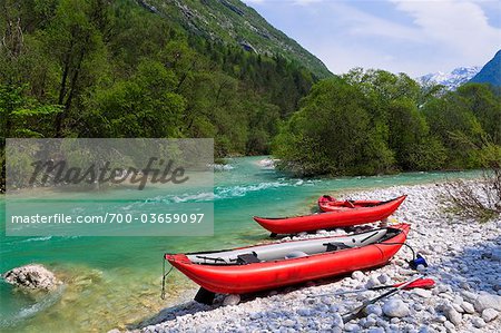 Canots sur la rive de la rivière Soca, Slovénie