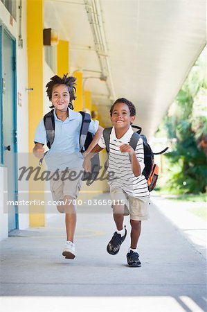 Jungen in der Schule läuft